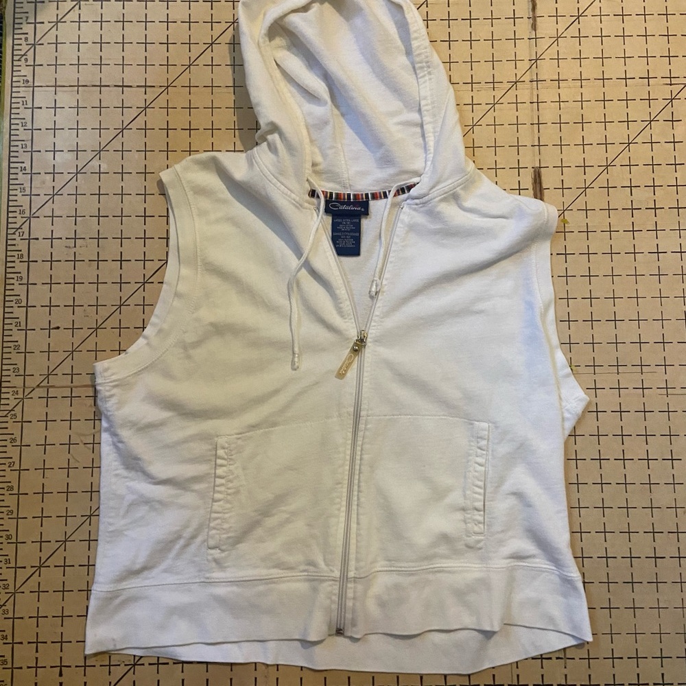 Catalina white vest. - Picture 4 of 5